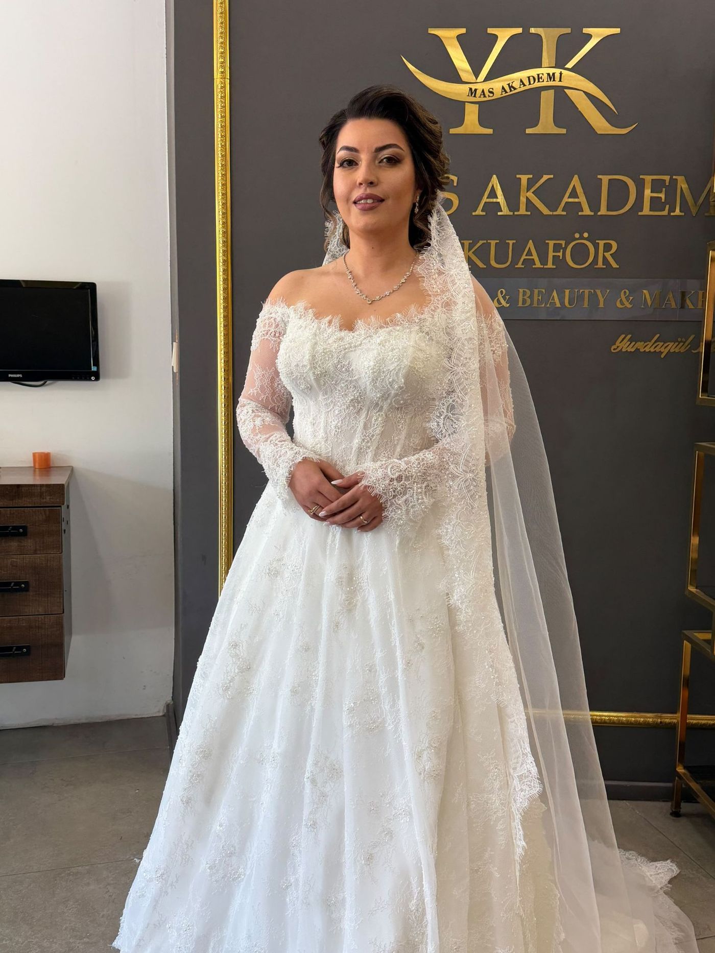 Salonda hazırlanmış gelin