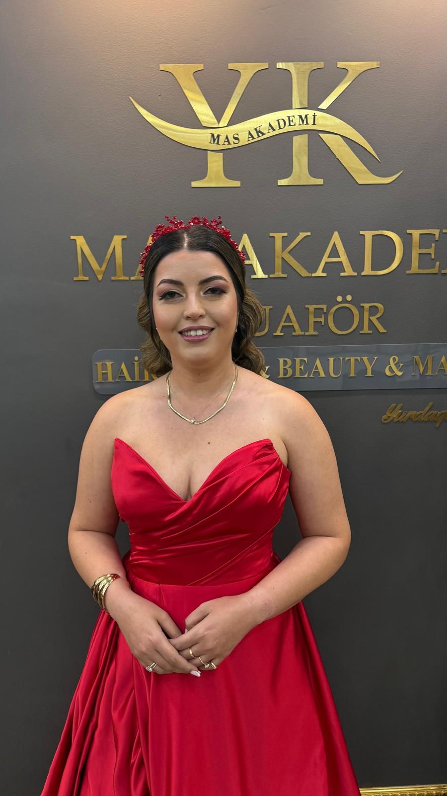 Nişan, logo duvarının önünde