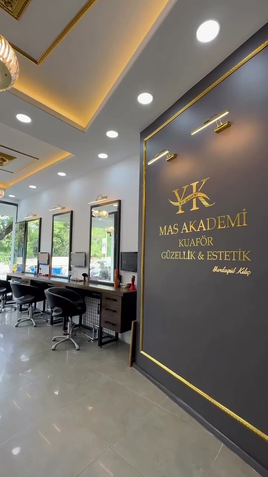 Salonun logo duvarı