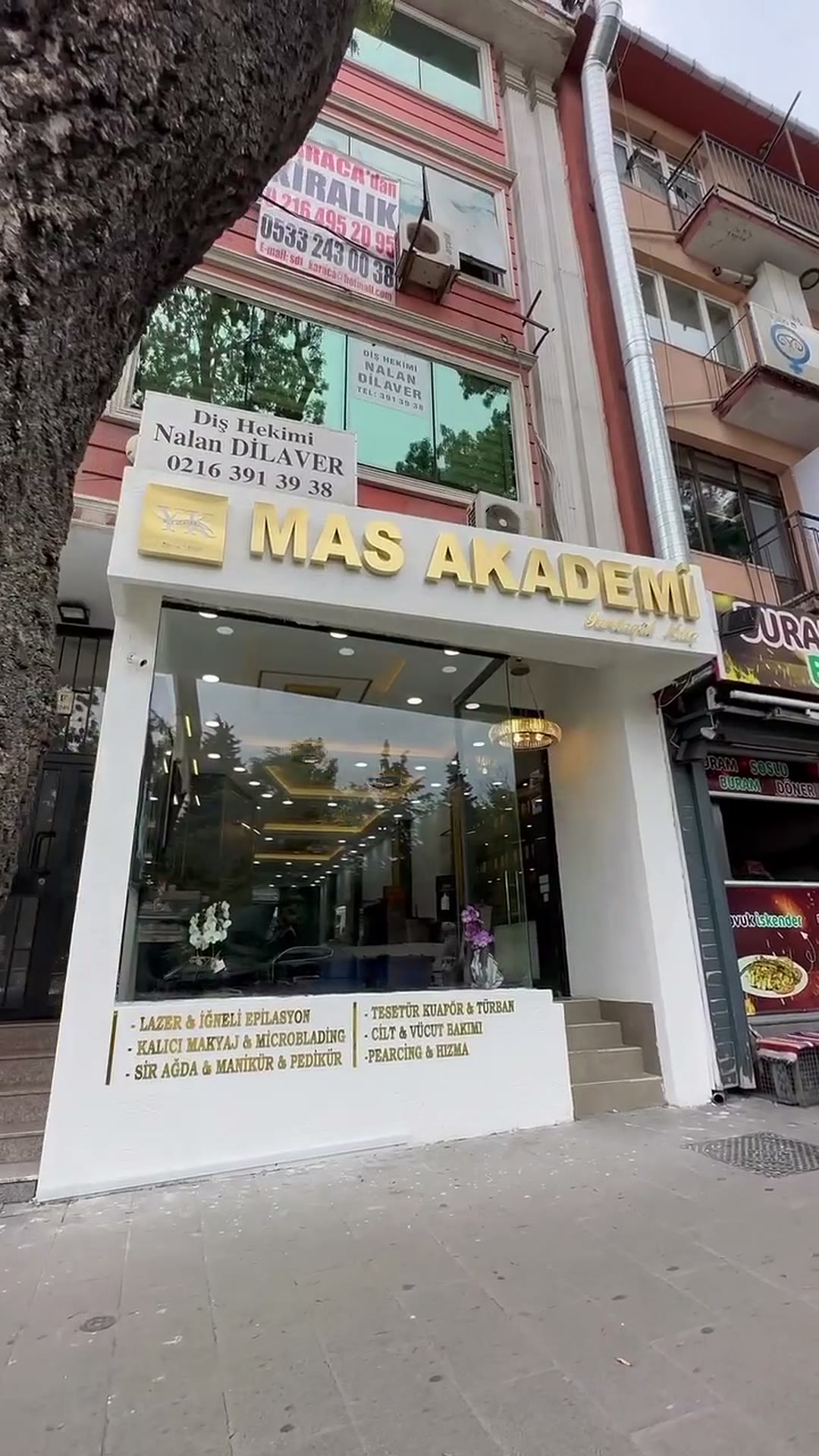 Mas Akademi'nin Nuhkuyu Caddesi'ndeki vitrini ve altın harfli tabelası